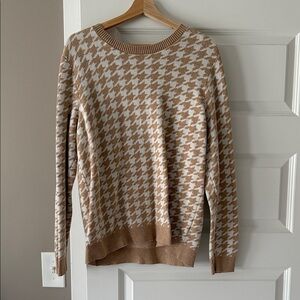 Croft & Barrow Tan and White Houndstooth Sweater